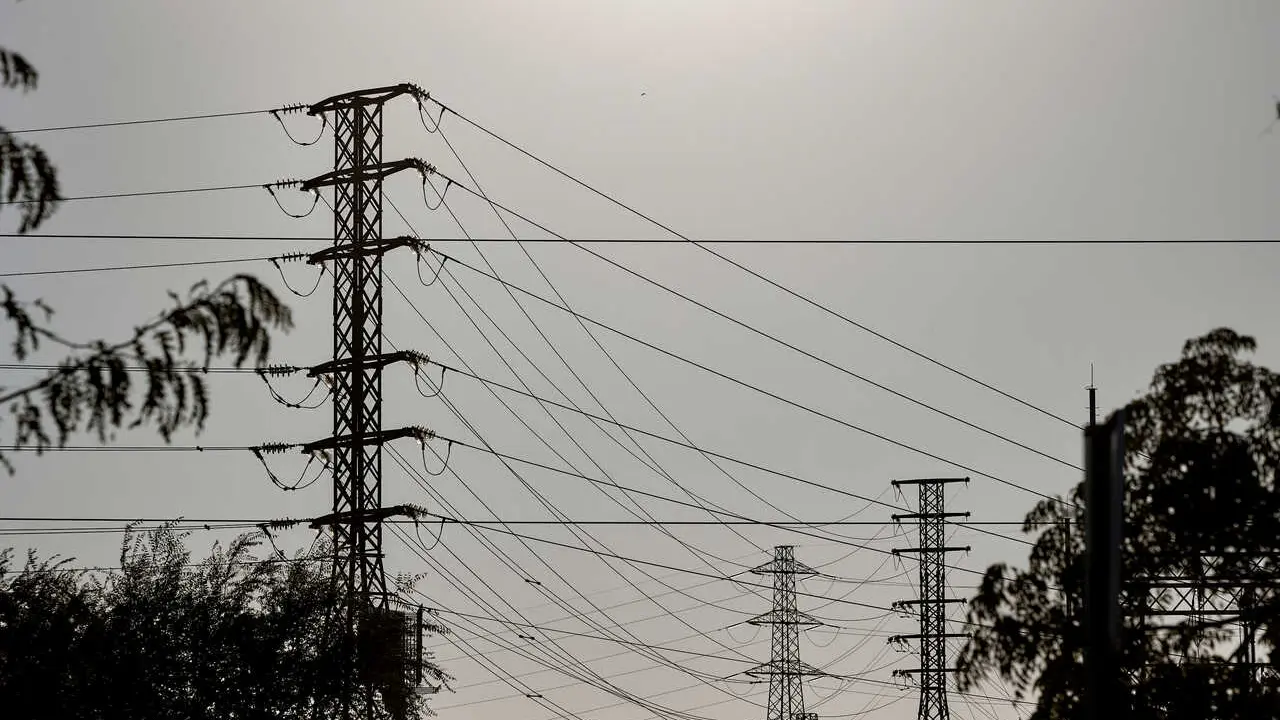 Archivo - Vista de una torre de alta tensi&oacute;n, a 23 de agosto de 2023, en Madrid (Espa&ntilde;a). En esta cuarta ola de calor, la m&aacute;s prolongada en lo que va de verano, el precio de la luz se ha disparado. La cotizaci&oacute;n de la electricidad en el mercado mayorista 