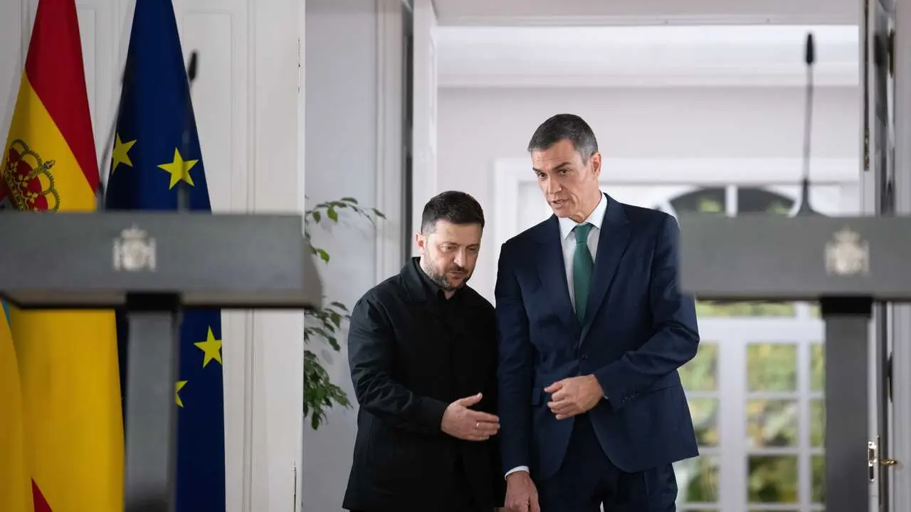 Archivo - El presidente del Gobierno, Pedro S&aacute;nchez (d), y el presidente de Ucrania, Volod&iacute;mir Zelenski (i), durante una rueda de prensa posterior a su reuni&oacute;n en el Palacio de la Moncloa, a 18 de noviembre de 2025, en Madrid (Espa&ntilde;a).