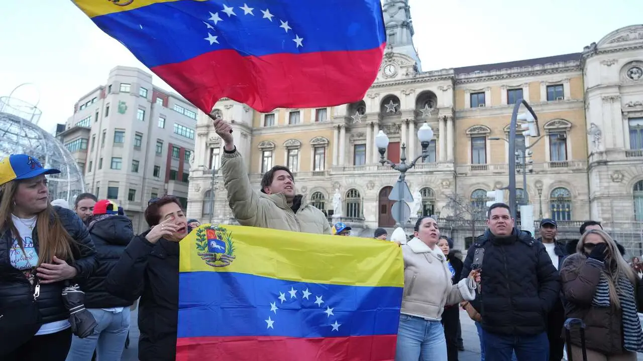 Concentraci&oacute;n en Bilbao tras la detenci&oacute;n por parte de EEUU del presidente de Venezuela, Nicol&aacute;s Maduro.