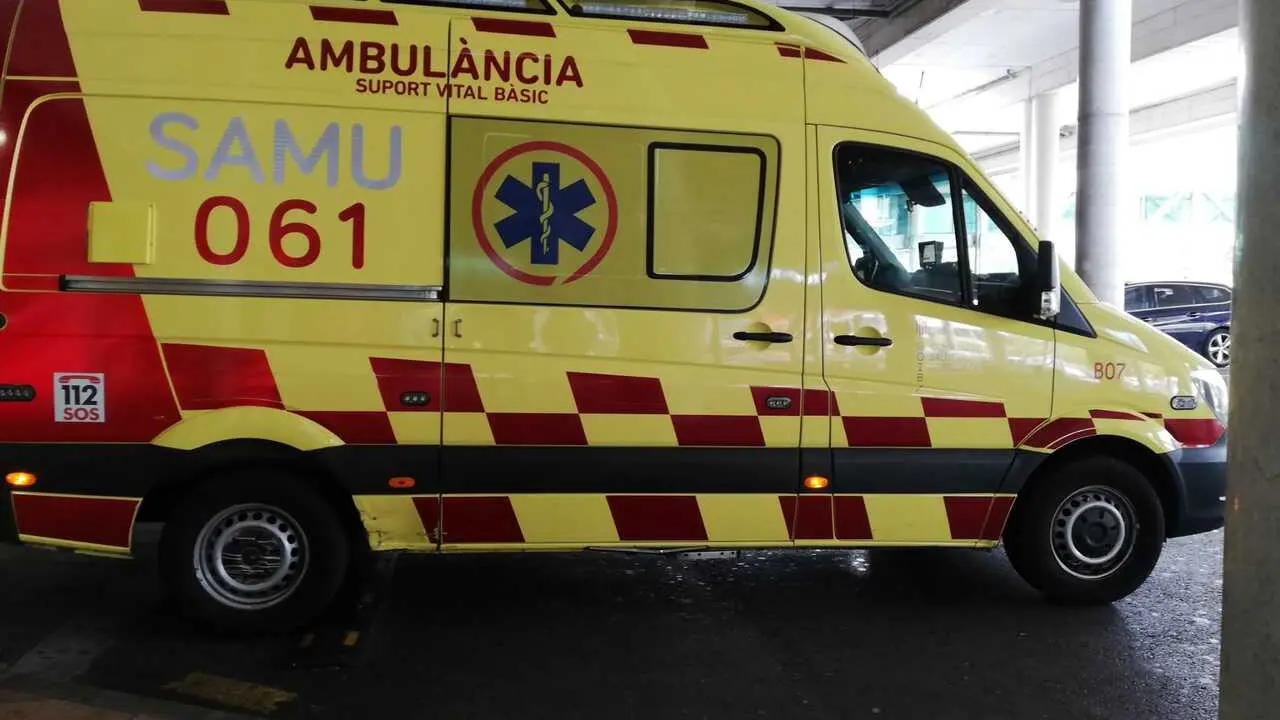 Archivo - Una ambulancia de soporte vital b&aacute;sico del SAMU 061 de Baleares, aparcada en el Hospital Son Espases.