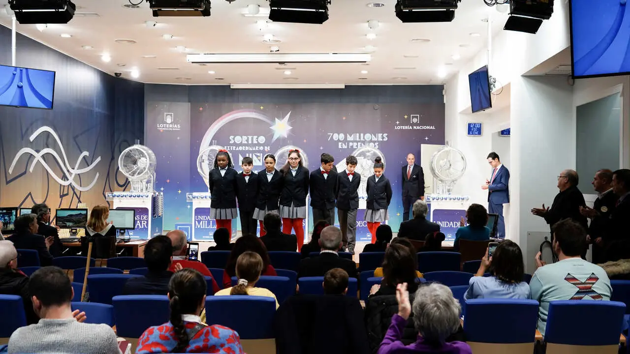 Archivo - Los ni&ntilde;os de San Ildefonso antes del comienzo de la celebraci&oacute;n del Sorteo Extraordinario del Ni&ntilde;o, a 6 de enero de 2023, en Madrid (Espa&ntilde;a). 