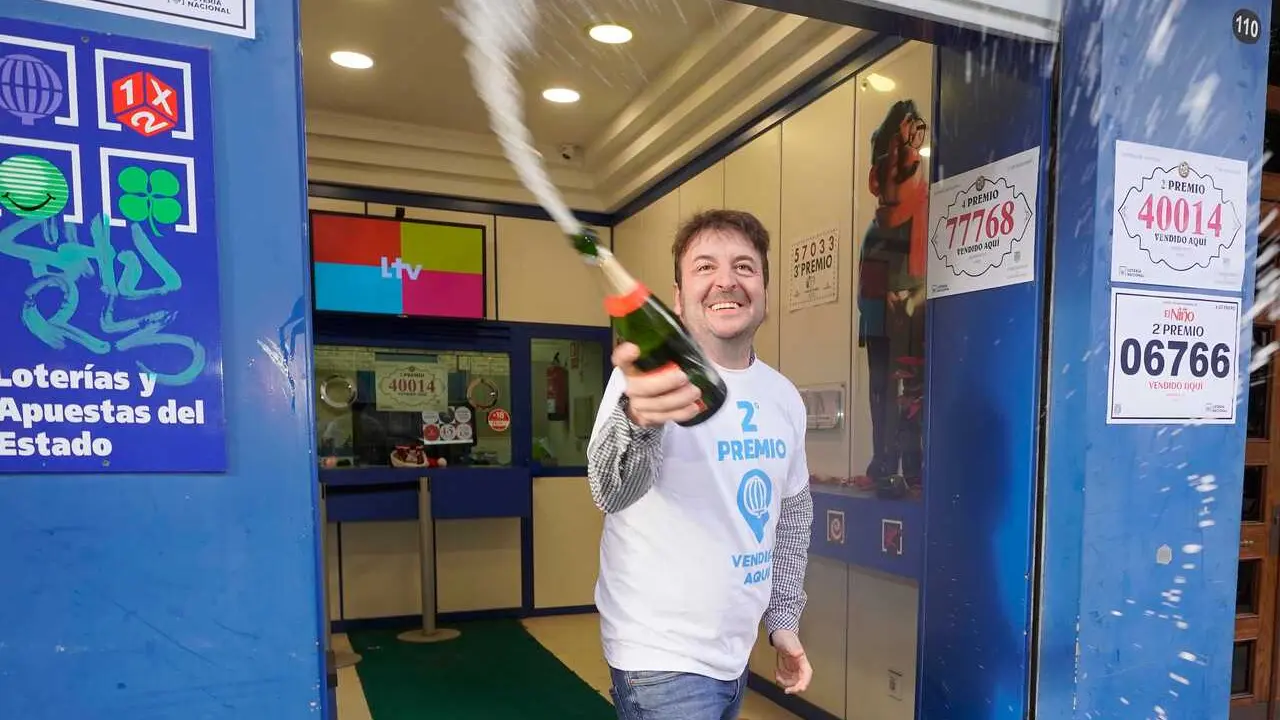 Archivo - Agraciados con el &lsquo;Segundo Premio&rsquo; del Sorteo Extraordinario de El Ni&ntilde;o 2025 correspondiente al n&uacute;mero 06766 celebran su suerte en la administraci&oacute;n de Avenida Camelias, a 6 de enero de 2025, en Vigo, Pontevedra, Galicia (Espa&ntilde;a). El Sorteo de l