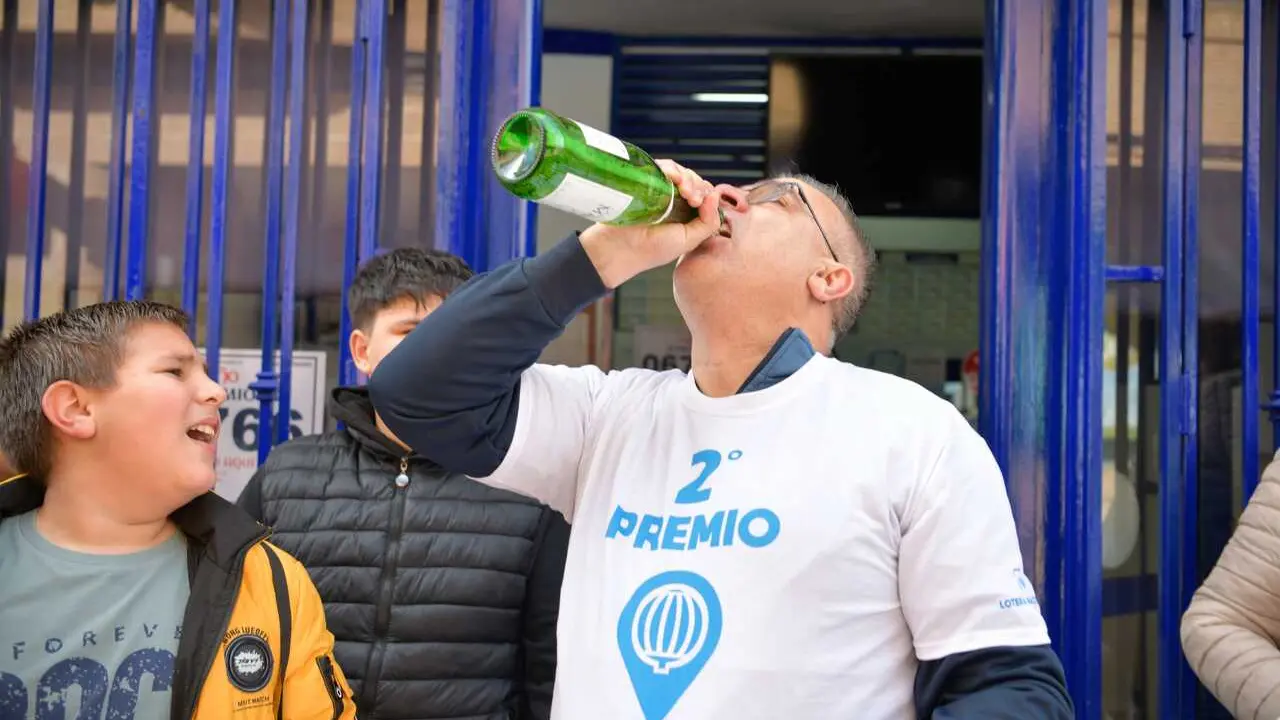 Archivo - Agraciados con el &lsquo;Segundo Premio&rsquo; del Sorteo Extraordinario de El Ni&ntilde;o 2025 correspondiente al n&uacute;mero 06766 celebran su suerte en la administraci&oacute;n de la calle Concepci&oacute;n, 2 de Villarrubia de los Ojos, a 6 de enero de 2025, en Villarubia de los