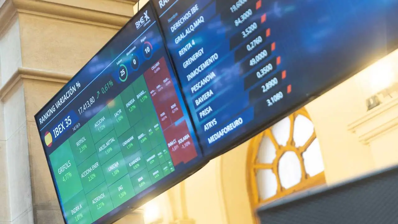 Paneles informativos, en el Palacio de la Bolsa de Madrid, a 2 de enero de 2026, en Madrid (Espa&ntilde;a). El principal indicador del mercado espa&ntilde;ol cotiz&oacute; en nuevos m&aacute;ximos hist&oacute;ricos al cierre del ejercicio 2025 en el que acumula una revalorizaci&oacute;n de un 49%