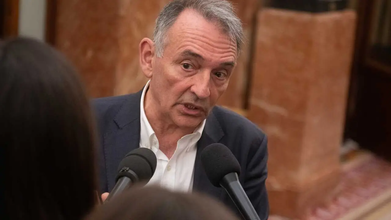 El diputado de Sumar, Enrique Santiago, durante una sesi&oacute;n plenaria en el Congreso, a 11 de diciembre de 2025, en Madrid (Espa&ntilde;a). (Foto de archivo).