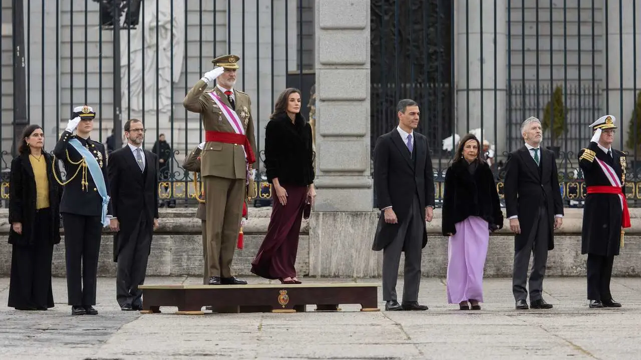 Archivo - La princesa Leonor, el Rey Felipe VI, la Reina Letizia, el presidente del Gobierno, Pedro S&aacute;nchez, la ministra de Defensa, Margarita Robles, y el ministro de Interior Fernando Grande-Marlaska, durante la Pascua Militar, en el Palacio Real, a 6 d
