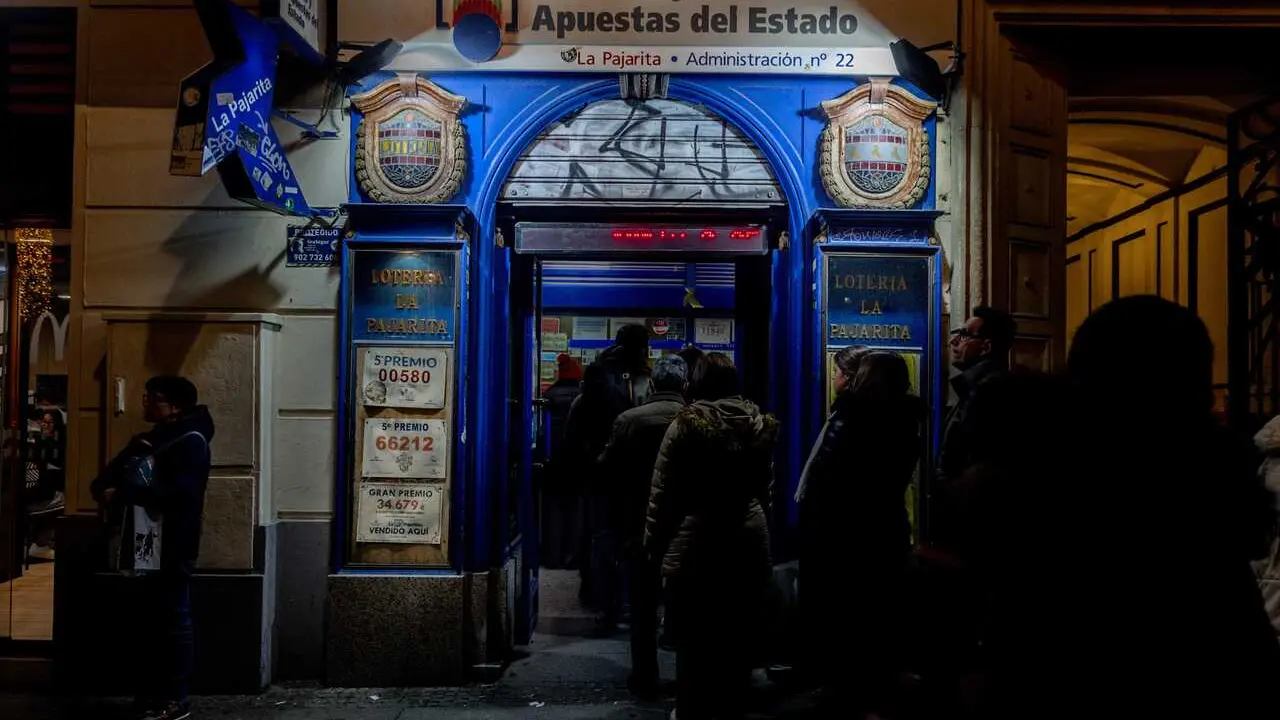Gente comprando loter&iacute;a para el Sorteo Extraordinario de &lsquo;El Ni&ntilde;o&rsquo;, a 29 de diciembre de 2025, en Madrid (Espa&ntilde;a). 