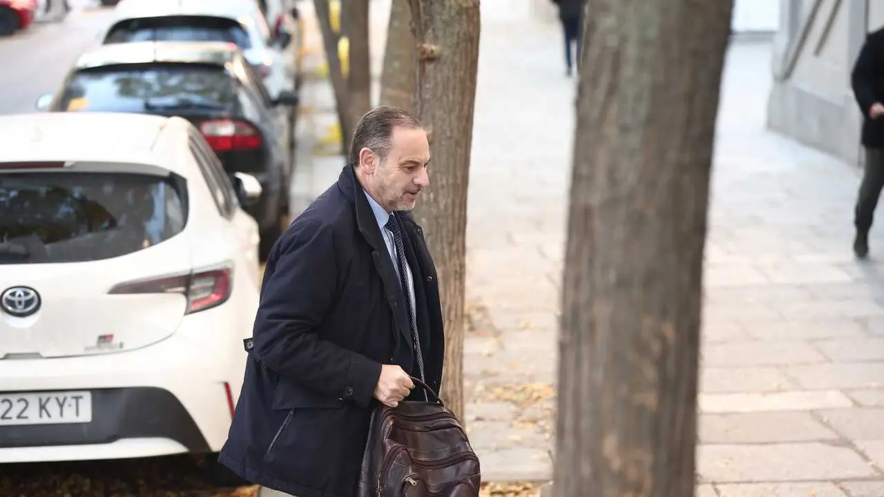 Archivo - El exministro Jos&eacute; Luis Abalos a su llegada al Tribunal Supremo, a 27 de noviembre de 2025, en Madrid (Espa&ntilde;a). El magistrado del Tribunal Supremo, Leopoldo Puente, ha citado al exministro Jos&eacute; Luis &Aacute;balos y al exasesor Koldo Garc&iacute;a a comparecer