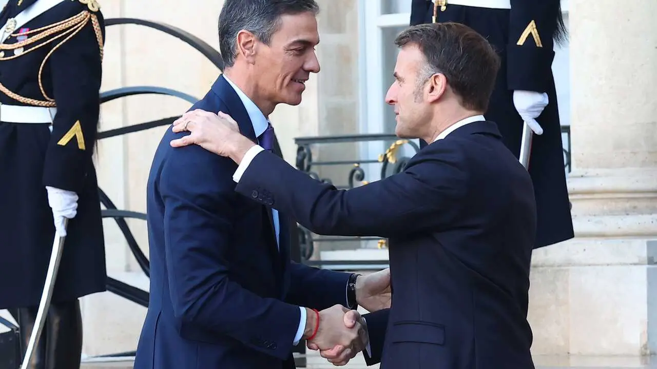 El presidente del Gobierno, Pedro S&aacute;nchez (i), es recibido por el presidente de Francia, Emmanuel Macron (d), a su llegada a la reuni&oacute;n de la Coalici&oacute;n de Voluntarios que se celebra en el Palacio del El&iacute;seo, a 6 de enero de 2026, en Par&iacute;s (Francia).