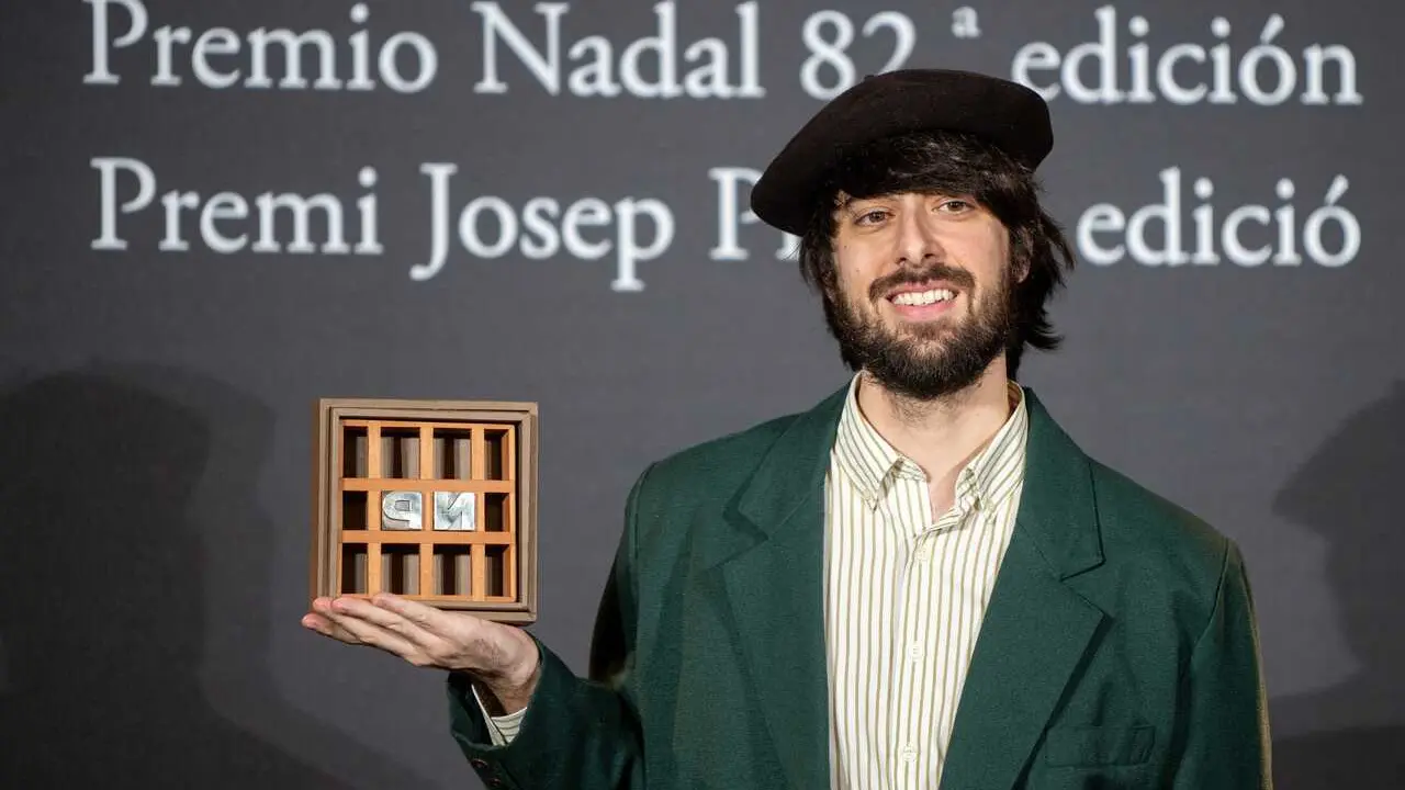 El escritor David Ucl&eacute;s gana el 82&ordm; Premio Nadal con 'La ciudad de las luces muertas' durante la ceremonia del 82&ordm; Premio Nadal de novela y el 58&ordm; Premi Josep Pla de prosa en catal&aacute;n, en el Hotel Palace, a 6 de enero de 2026, en Barcelona