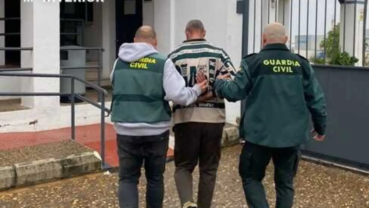 Agentes de la Guardia Civil acompa&ntilde;an a una persona a dependencias oficiales tras su arresto.