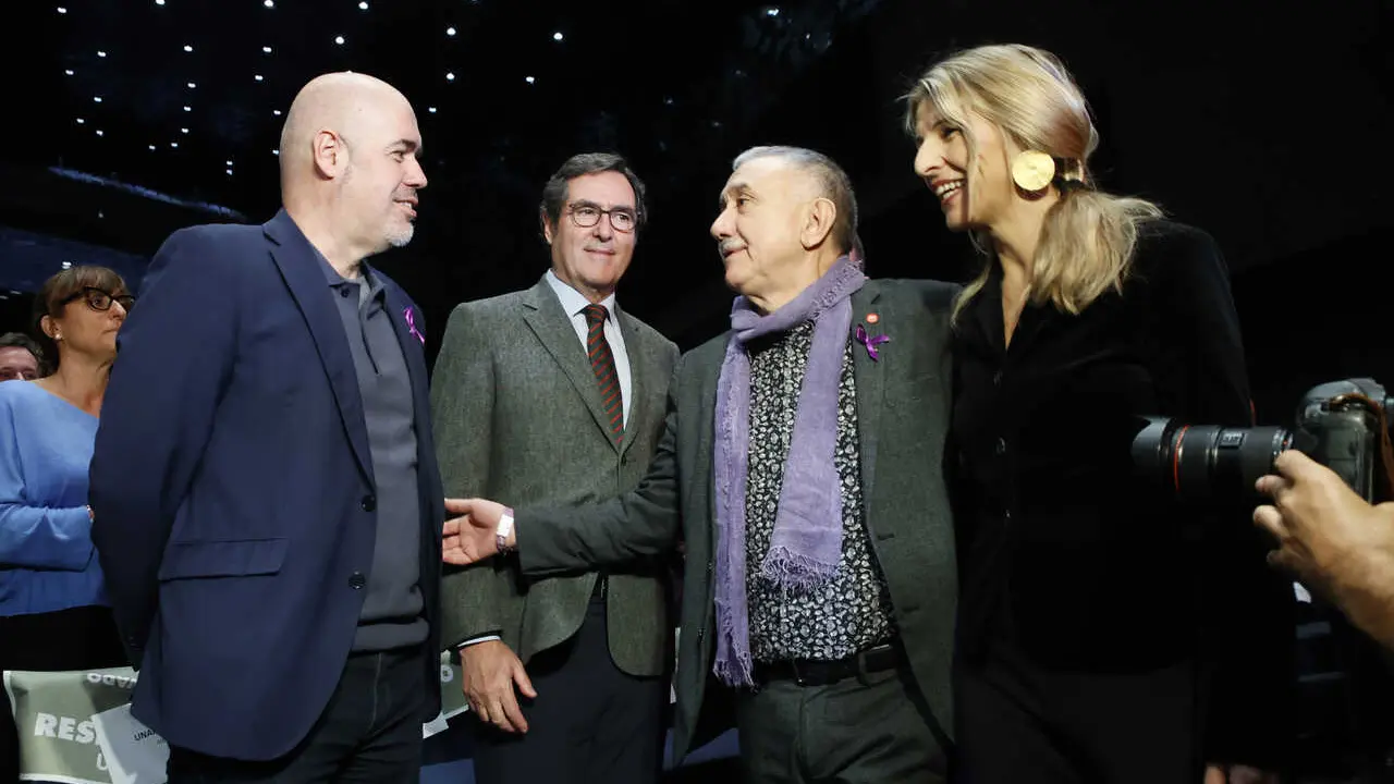 Archivo - (I-D) El secretario general de CC.OO, Unai Sordo, el presidente de la Confederaci&oacute;n Espa&ntilde;ola de Organizaciones Empresariales (CEOE), Antonio Garamendi, el secretario general de UGT, Pepe &Aacute;lvarez, y la vicepresidenta segunda y ministra de Trabajo