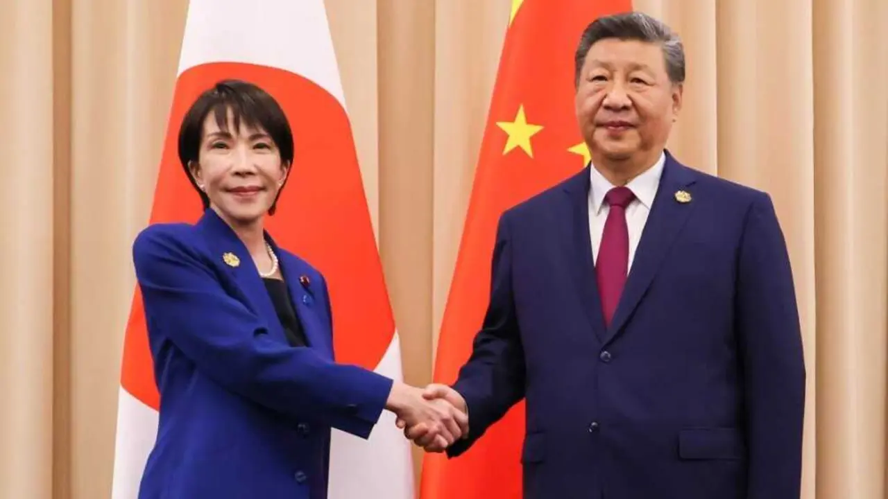Archivo - La primera ministra de Jap&oacute;n, Sanae Takaichi, y el presidente de China, Xi Jinping, en la cumbre de la APEC 2025 en Gyeongju (Corea del Sur), a 31 de octubre de 2025