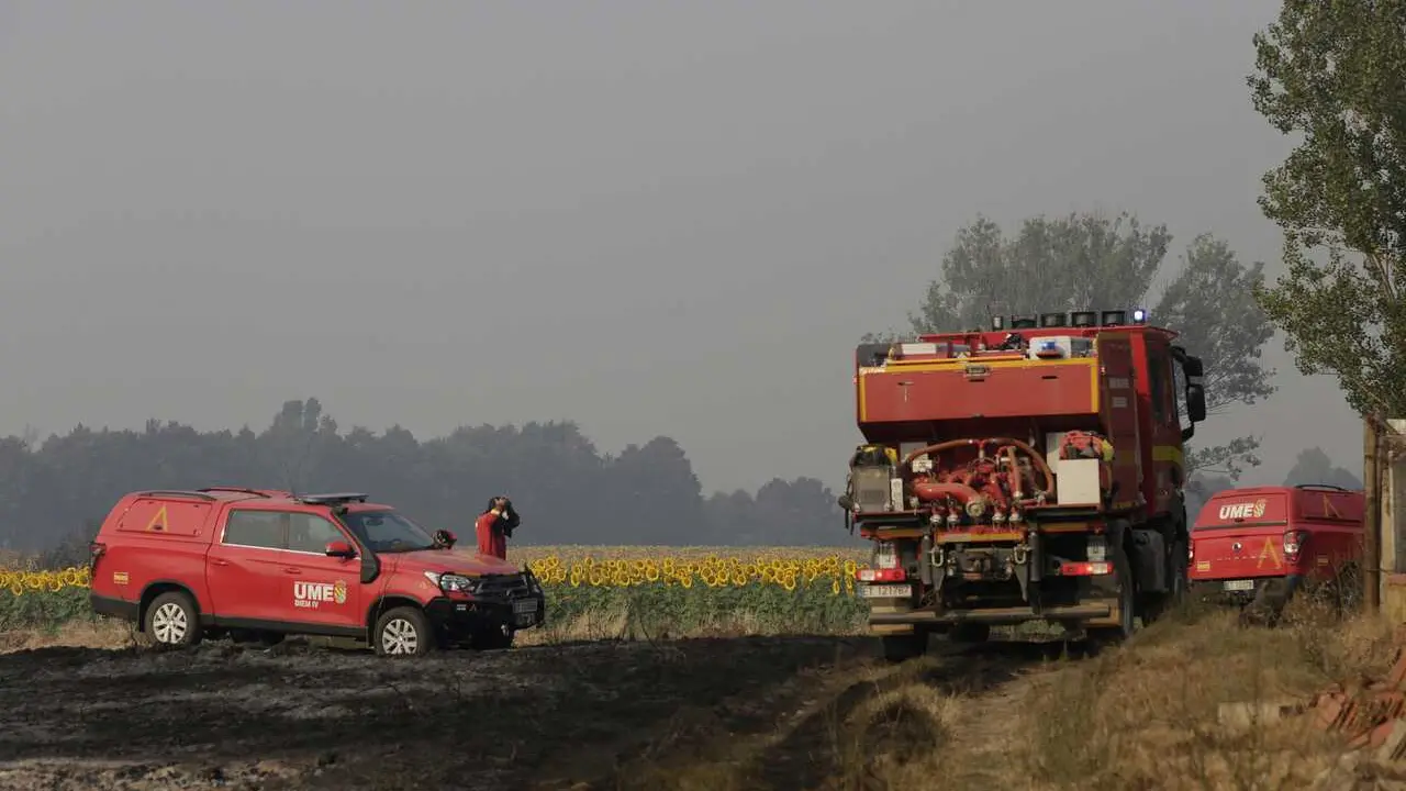 Archivo - Furgonetas y camiones de la UME, en tierra quemada tras un incendio en tierra quemada, a 13 de agosto de 2025, en Quintana y Congosto, Le&oacute;n, Castilla y Le&oacute;n (Espa&ntilde;a).