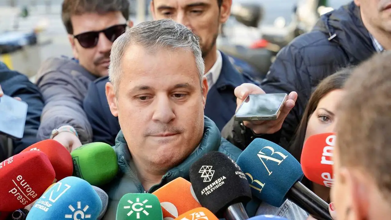 Archivo - El t&iacute;o de Sandra Pe&ntilde;a y portavoz de la familia, Isaac Villar, atiende  a los medios de comunicaci&oacute;n a su llegada a la Fiscal&iacute;a de Menores, en una foto de archivo.