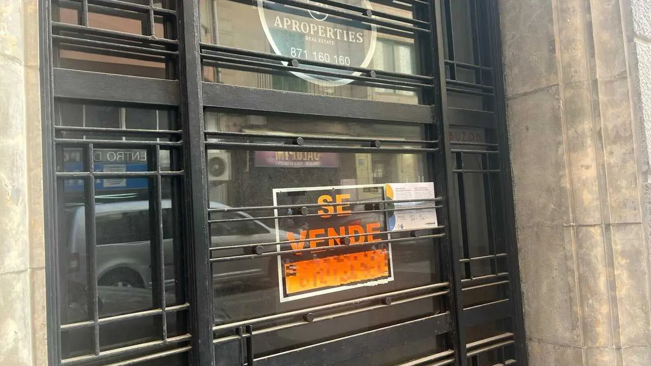 Archivo - Cartel de 'Se Vende' en la entrada de un bloque de pisos.