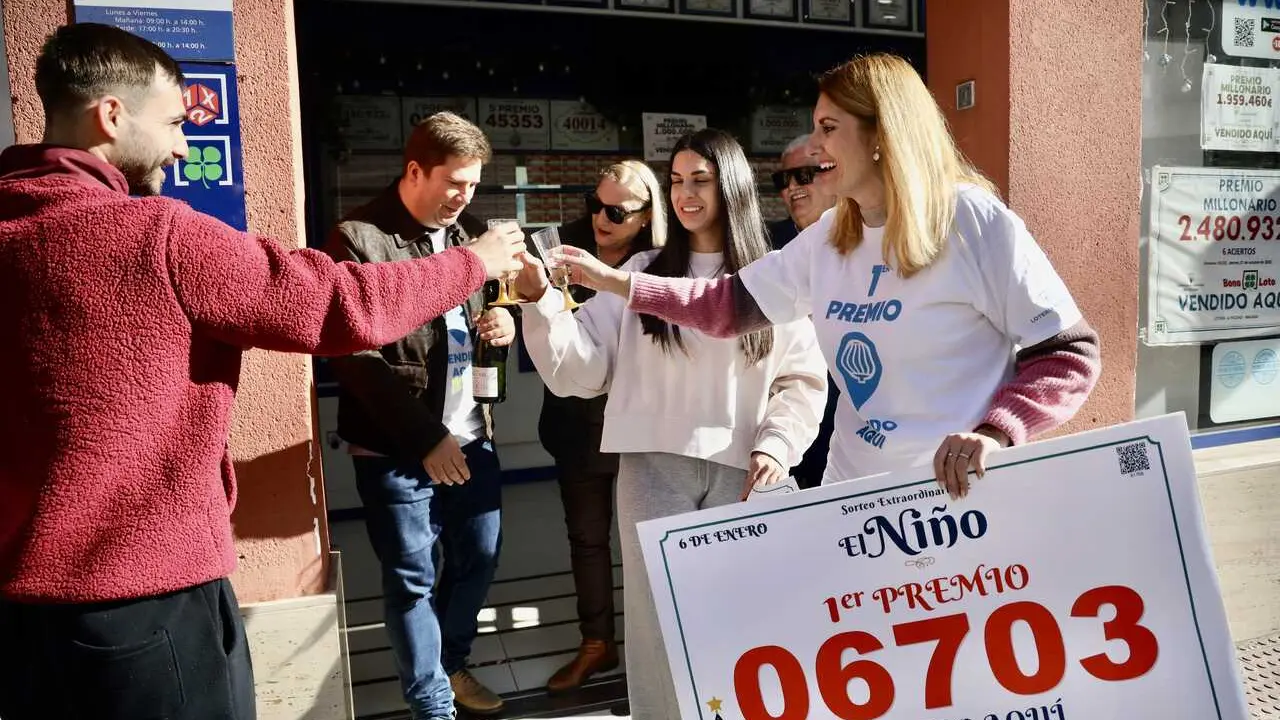 Los afortunados con el primer premio del Sorteo Extraordinario de 'El Ni&ntilde;o' 2026 vendido en Administraci&oacute;n de Loter&iacute;as 'La Piedad' en M&aacute;laga.