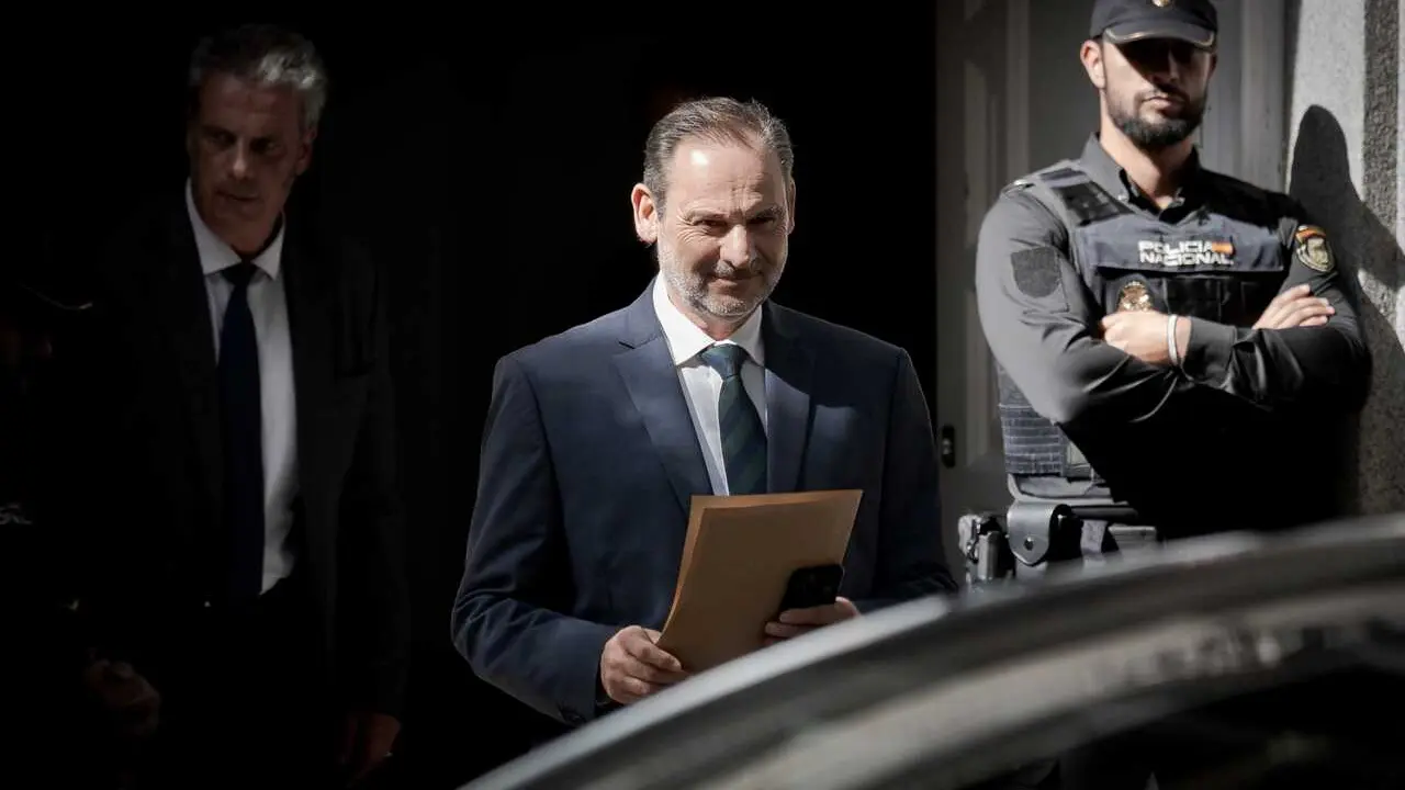 Archivo - El exministro de Transportes Jos&eacute; Luis &Aacute;balos a su salida del Tribunal Supremo, a 15 de octubre de 2025, en Madrid (Espa&ntilde;a). 