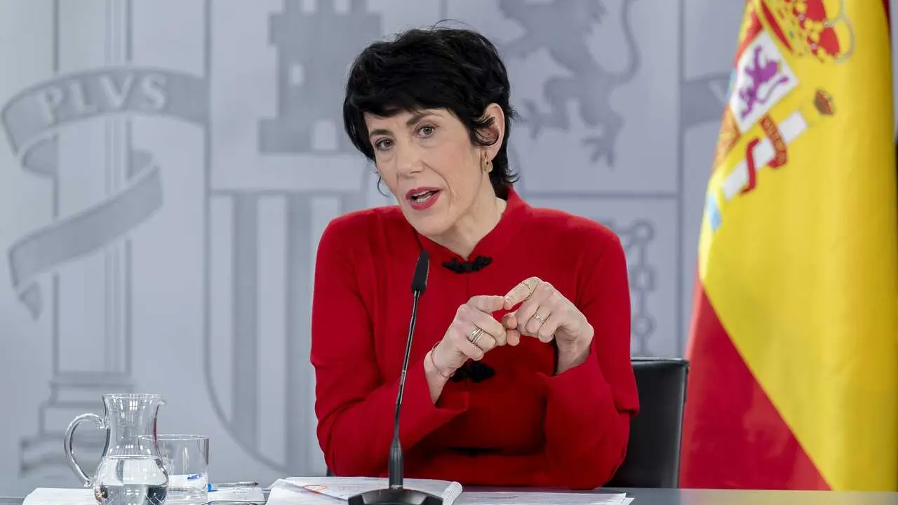 La ministra de Seguridad Social, Inclusi&oacute;n y Migraciones y nueva portavoz del Gobierno, Elma Saiz, durante una rueda de prensa posterior al Consejo de Ministros, en el Palacio de la Moncloa, a 23 de diciembre de 2025, en Madrid (Espa&ntilde;a).  