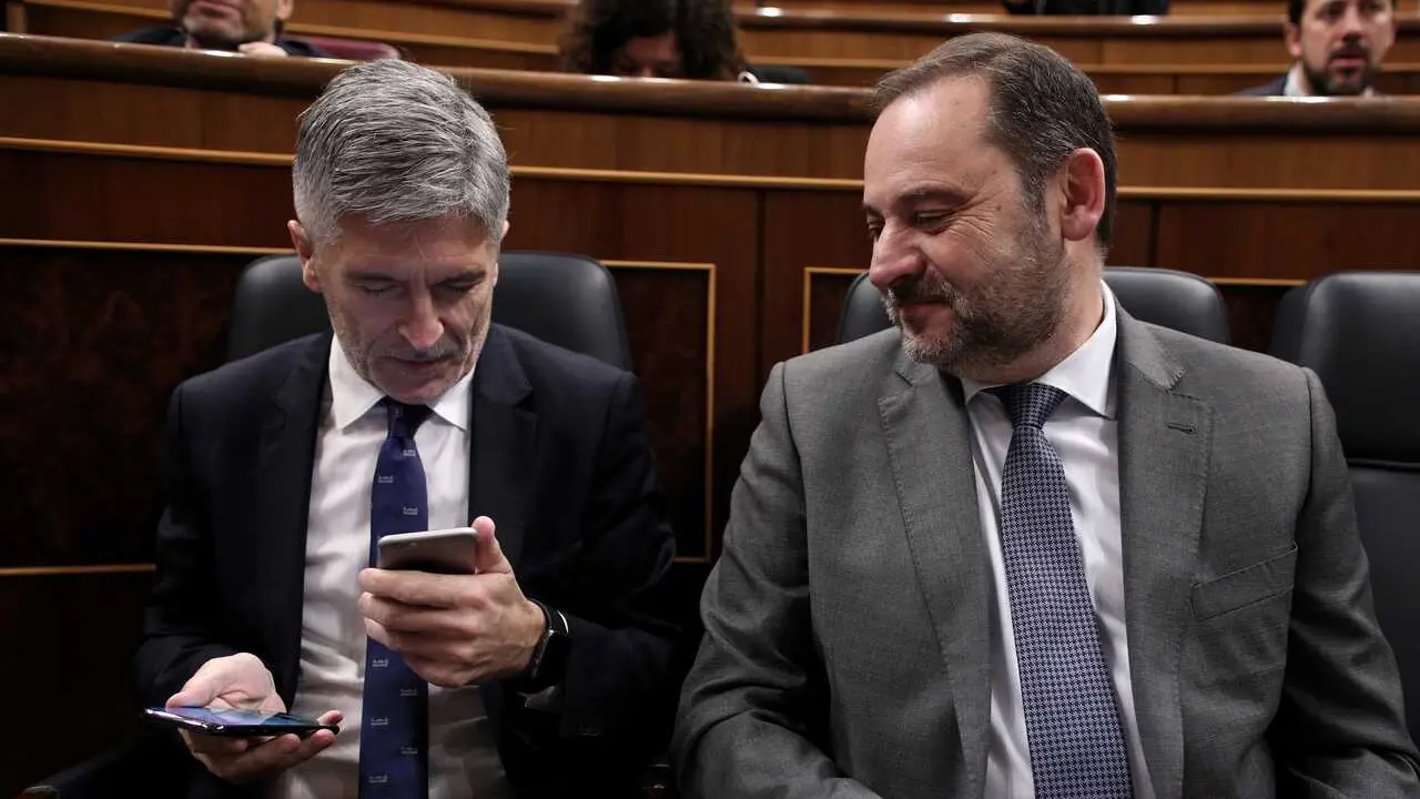 Archivo - El exministro de Transportes Jos&eacute; Luis &Aacute;balos (d) y el ministro del Interior, Fernando Grande-Marlaska (i), durante una sesi&oacute;n de control al Gobierno en el Congreso de los Diputados, a 19 de febrero de 2020.