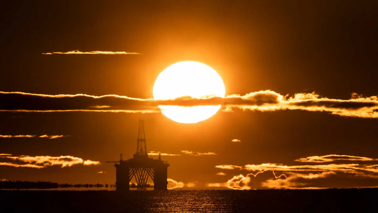 Archivo - 27 April 2020, Scotland, Kirkcaldy: The sun rises behind a redundant oil platform moored in the Firth of Forth near Kirkcaldy. Photo: Jane Barlow/PA Wire/dpa
