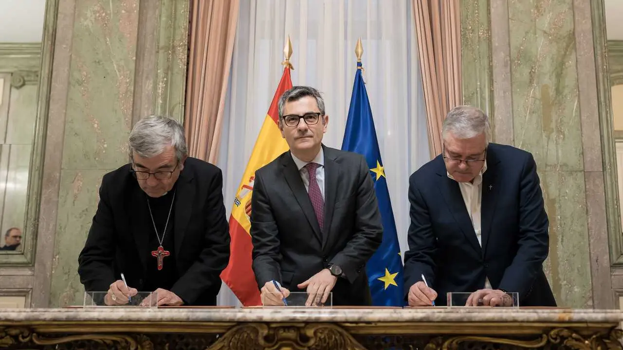 El ministro de la Presidencia, F&eacute;lix Bola&ntilde;os (c), el presidente de la Conferencia Episcopal, Luis Arg&uuml;ello (i), y el Presidente de la Conferencia Espa&ntilde;ola de Religiosos, Jes&uacute;s D&iacute;az Sariego (d), en la firma del acuerdo.