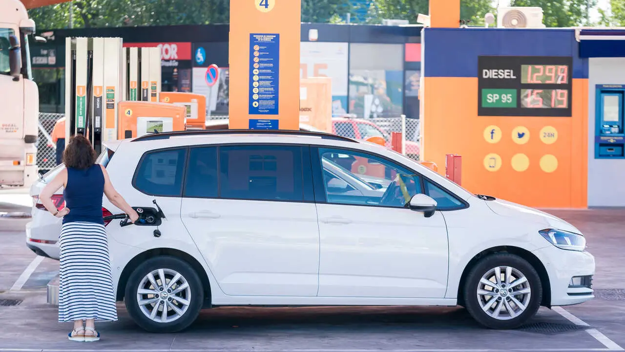 Archivo - Una persona reposta en una gasolinera