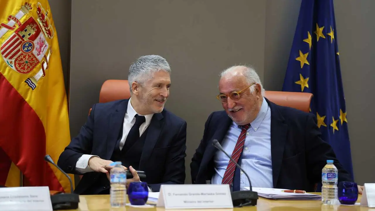 El ministro del Interior, Fernando Grande-Marlaska (i), y el director general de Tr&aacute;fico, Pere Navarro (d), durante la presentaci&oacute;n del balance provisional de siniestralidad vial correspondiente a 2025, a 8 de enero de 2026, en Madrid (Espa&ntilde;a).