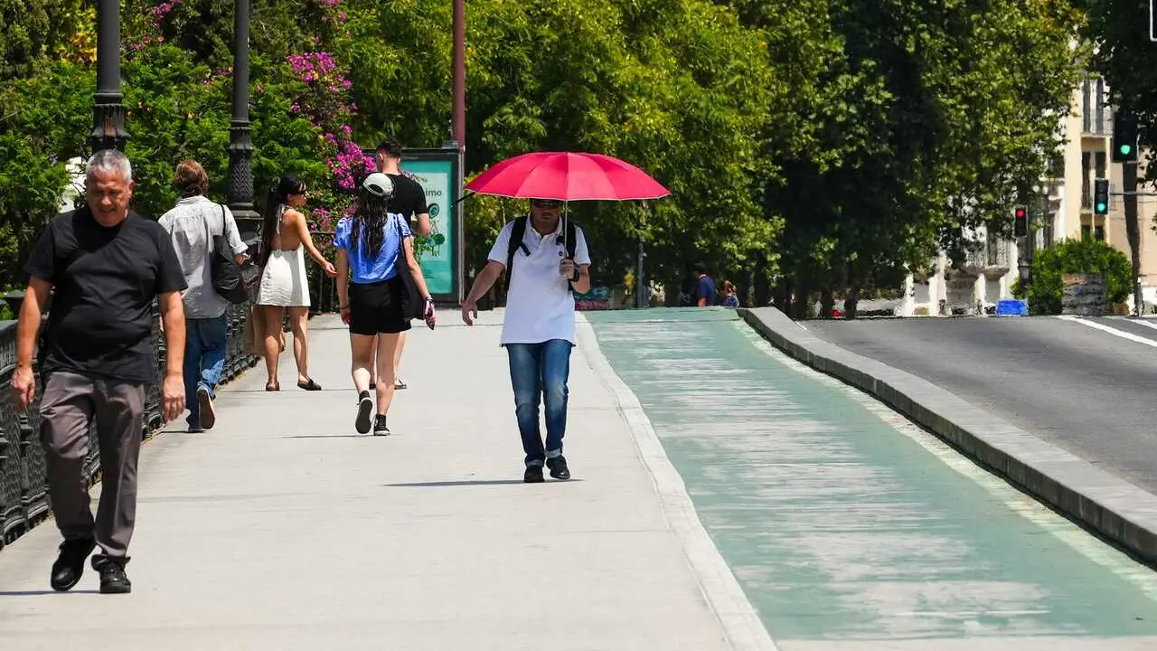 Archivo - Peatones por las calles de Sevilla en plena ola de calor. A 11 de agosto de 2025 en Sevilla, Andaluc&iacute;a (Espa&ntilde;a). 