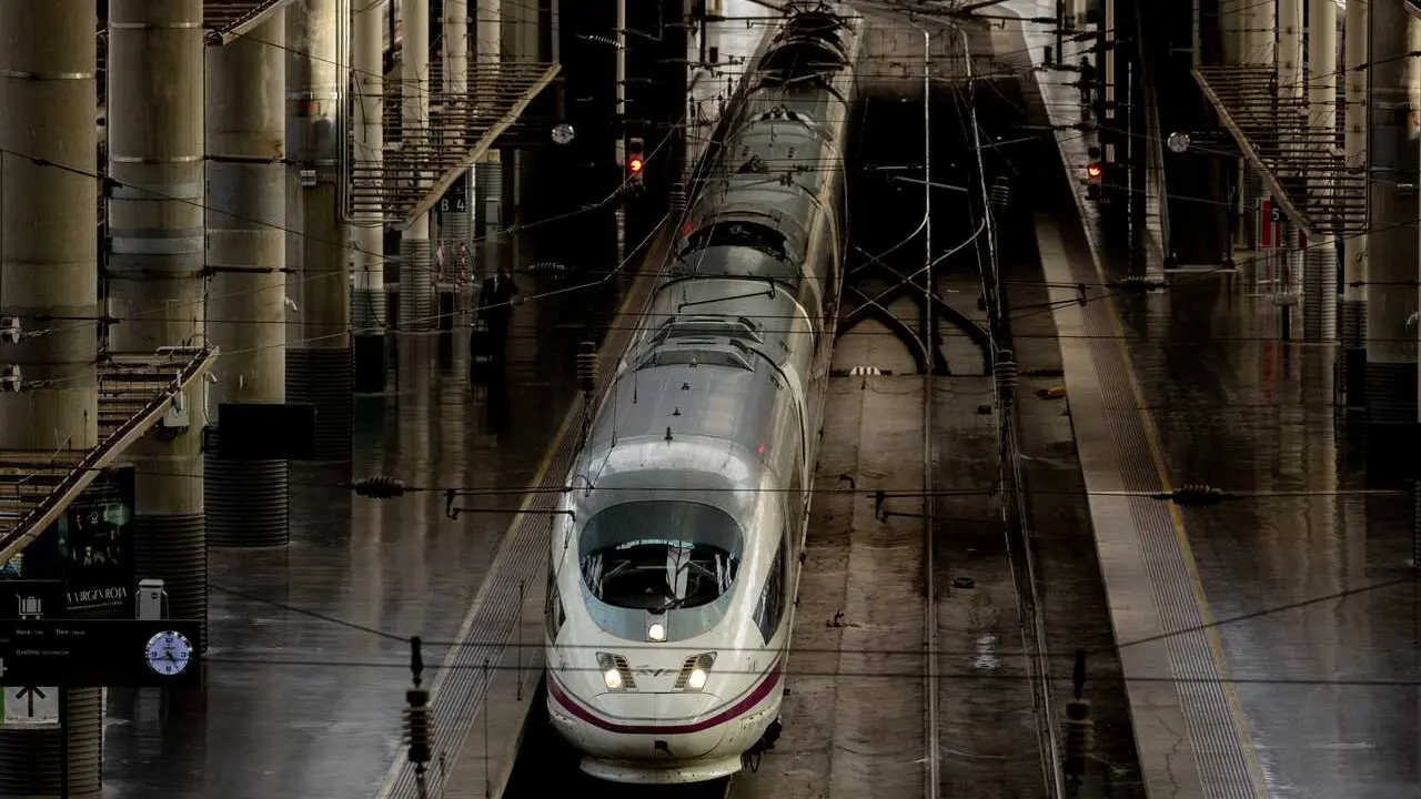 Archivo - Un tren en la estaci&oacute;n de Atocha, a 31 de octubre de 2024, en Madrid (Espa&ntilde;a). 