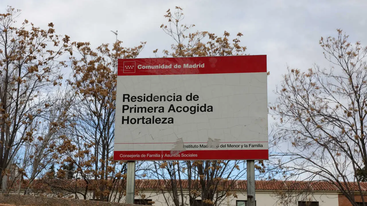 Archivo - Cartel en la entrada del Centro de Menores de Hortaleza, en el que se lee 'Residencia de Primera Acogida Hortaleza', donde la polic&iacute;a investiga el lanzamiento de una granada al patio del mismo, en Madrid (Espa&ntilde;a), a 4 de diciembre de 2019.