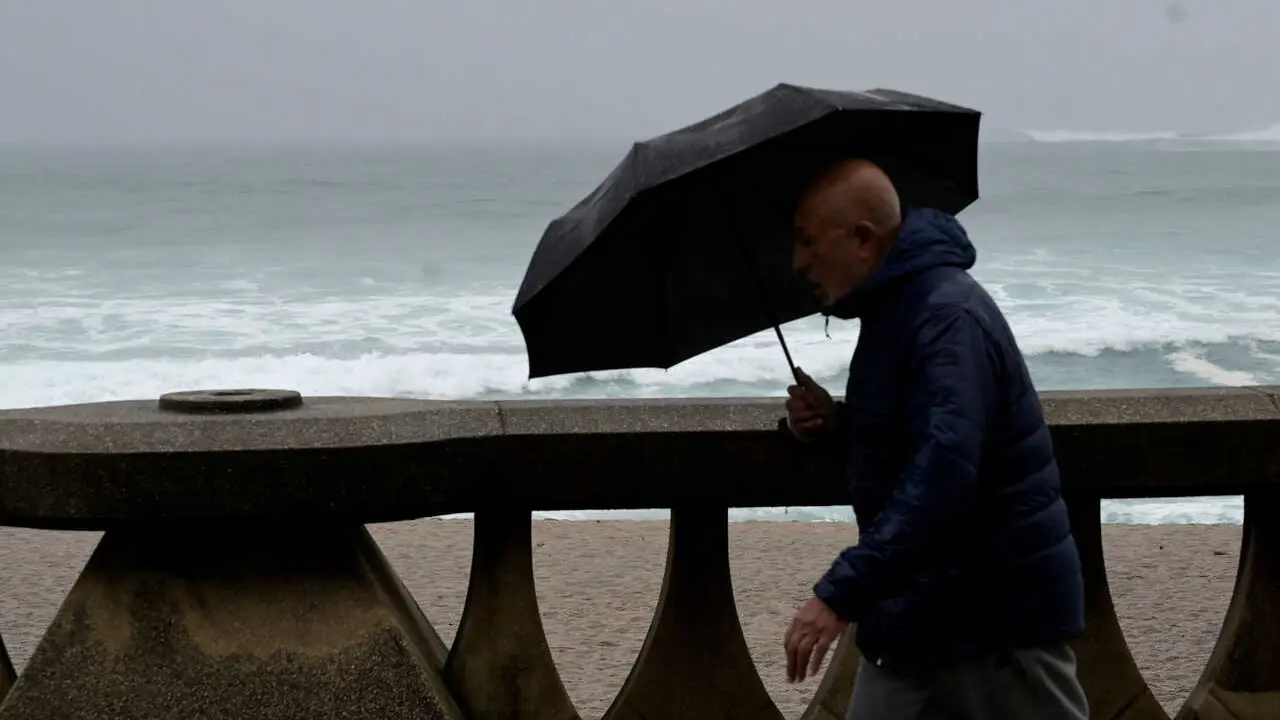 A Coru&ntilde;a.- 
Climatolog&iacute;a
Alerta naranja en la costa gallega
Imagen tomada en la playa del Orz&aacute;n
22/01/2024
Foto: M. Dylan / Europa Press