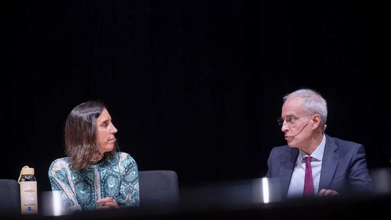 Archivo - El secretario de Estado de Hacienda, Jes&uacute;s Gasc&oacute;n, y la presidenta de la Asociaci&oacute;n de Inspectores del Estado, Ana de la Herr&aacute;n, en el Congreso del colectivo en Salamanca.