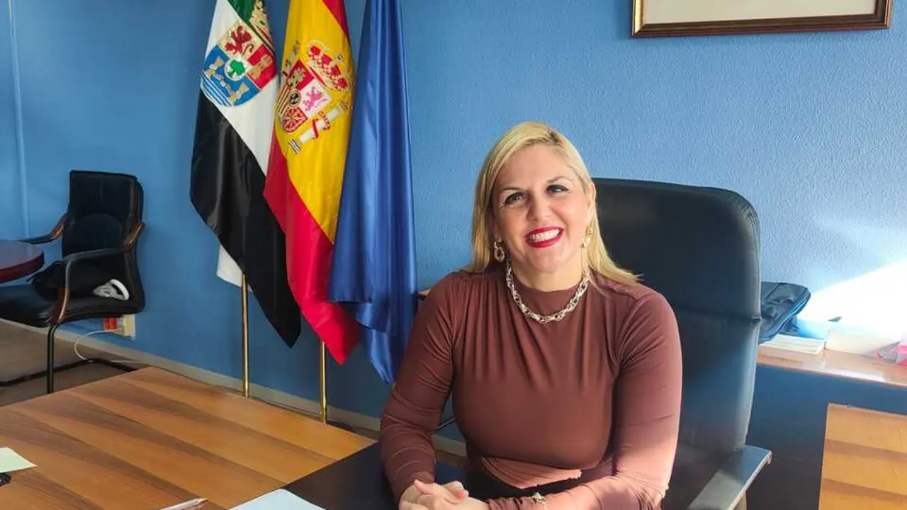 La consejera de Hacienda y Administraci&oacute;n P&uacute;blica de la Junta de Extremadura, Elena Manzano, en su despachoen en el edificio de servicios m&uacute;ltiples de C&aacute;ceres