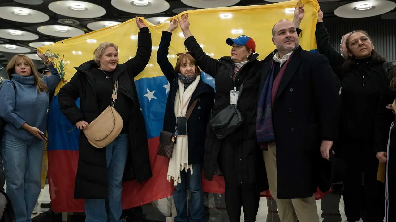 Familiares y amigos esperan la llegada a Espa&ntilde;a de los espa&ntilde;oles liberados por el gobierno venezolano, en el aeropuerto de Barajas, a 9 de enero de 2026