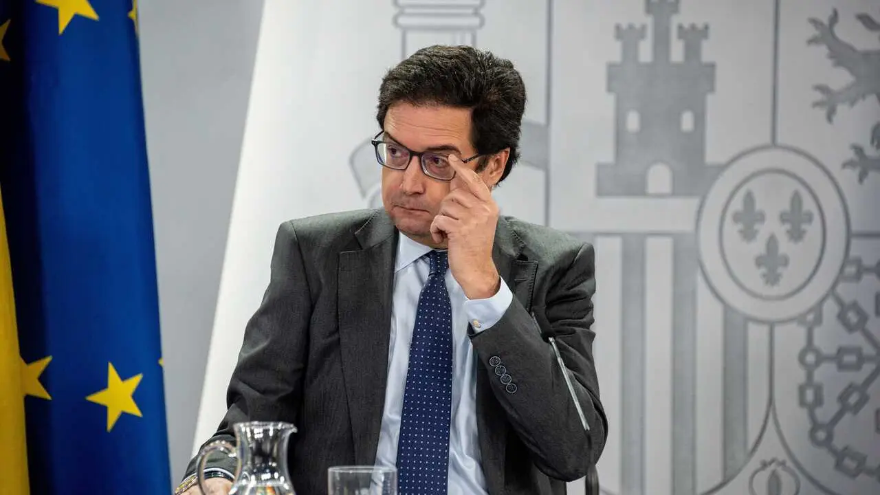 Archivo - El ministro de Transformaci&oacute;n Digital y Funci&oacute;n P&uacute;blica, &Oacute;scar L&oacute;pez, durante una rueda de prensa tras el Consejo de Ministros, en el Complejo de la Moncloa, a 2 de diciembre de 2025, en Madrid (Espa&ntilde;a). El Gobierno ha aprobado un real decreto p