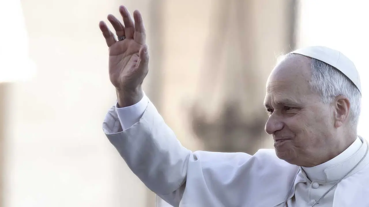 Archivo - 10 December 2025, Vatican: Pope Leo XIV waves as he arrives for his weekly general audience in St. Peter's square at the Vatican. Photo: Maria Grazia Picciarella/SOPA Images via ZUMA Press Wire/dpa