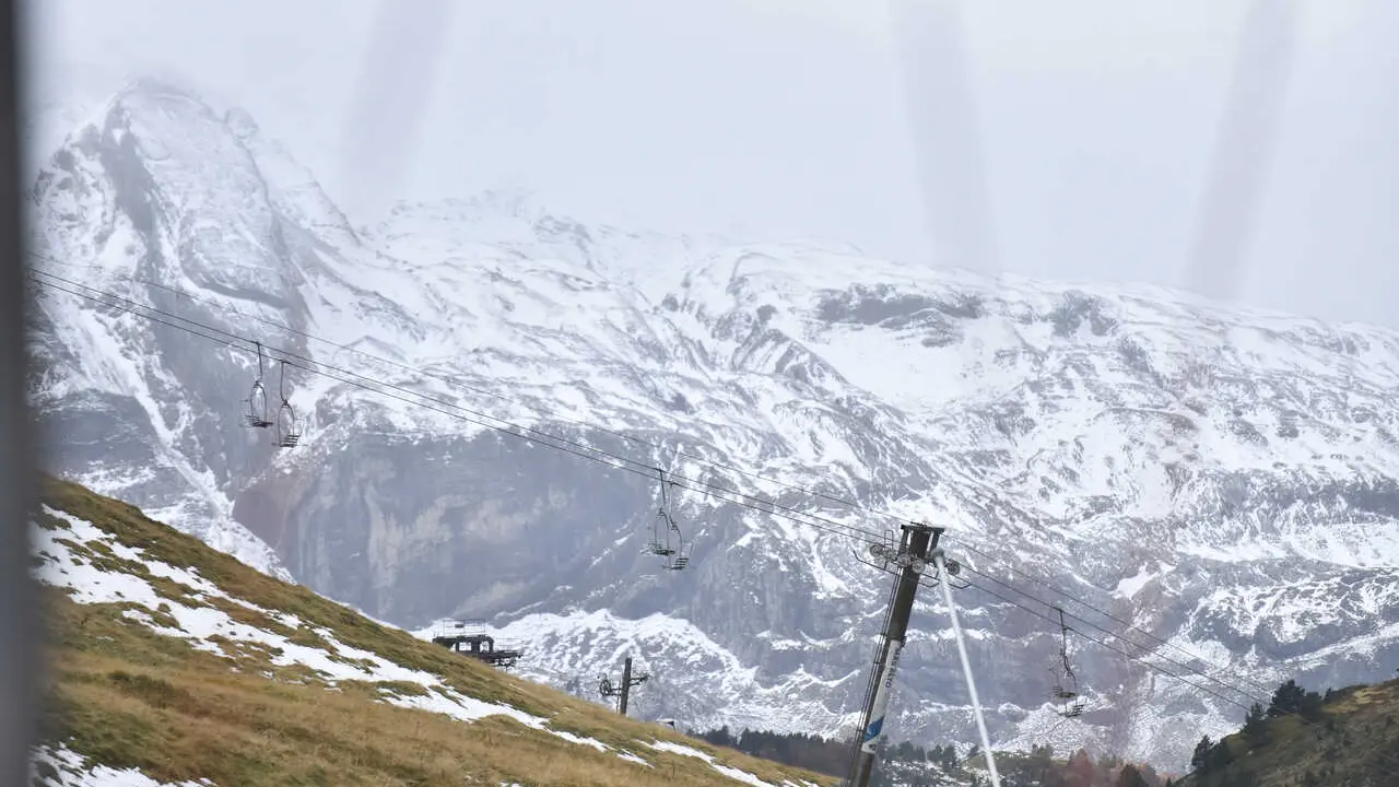 Archivo - Una monta&ntilde;a nevada en la estaci&oacute;n de esqu&iacute; de Ast&uacute;n, en Huesca, Arag&oacute;n (Espa&ntilde;a). 