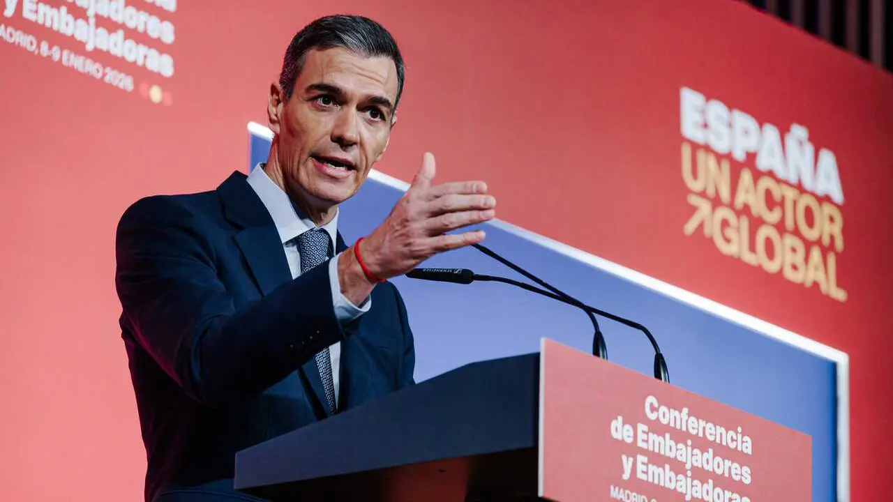 El presidente del Gobierno, Pedro S&aacute;nchez, durante la Conferencia de Embajadores y Embajadoras de Espa&ntilde;a acreditados en el exterior, en el Ministerio de Asuntos Exteriores, Uni&oacute;n Europea y Cooperaci&oacute;n, a 8 de enero de 2026, en Madrid (Espa&ntilde;a).