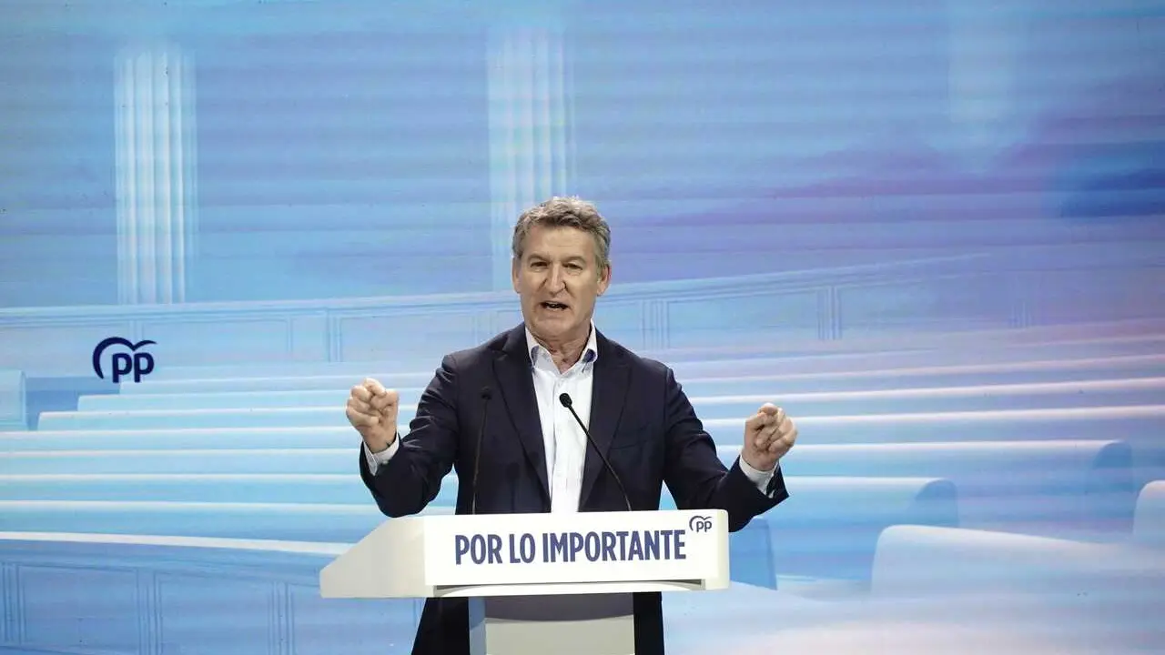 El presidente del Partido Popular, Alberto N&uacute;&ntilde;ez Feij&oacute;o, interviene durante el acto de clausura de la 28 Interparlamentaria del PP, en el Palexco, a 11 de enero de 2026, en A Coru&ntilde;a, Galicia (Espa&ntilde;a). Bajo el lema 'Por lo importante', los populares han di