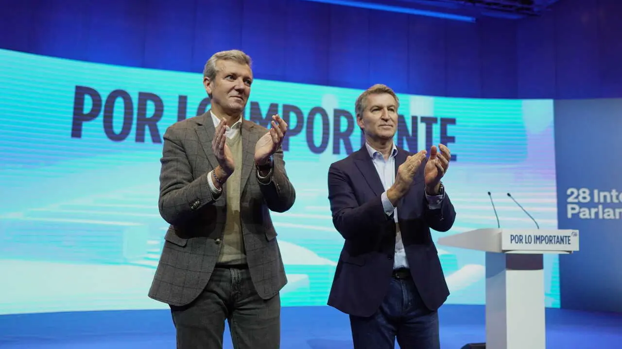 El presidente del Partido Popular, Alberto N&uacute;&ntilde;ez Feij&oacute;o (d), y el presidente de la Xunta de Galicia, Alfonso Rueda (i), durante el acto de clausura de la 28 Interparlamentaria del PP, en el Palexco, a 11 de enero de 2026, en A Coru&ntilde;a, Galicia (Espa&ntilde;a). Ba