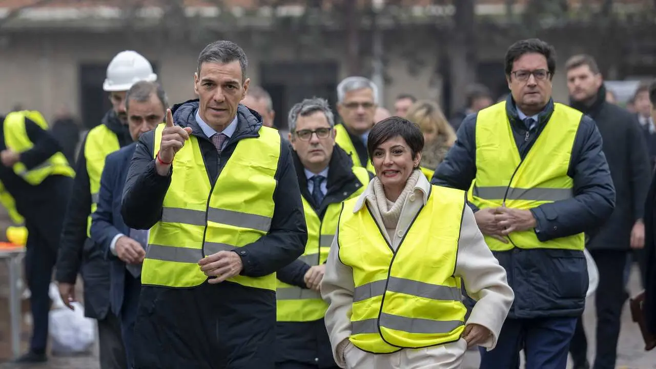 El ministro de la Presidencia, F&eacute;lix Bola&ntilde;os, el presidente del Gobierno, Pedro S&aacute;nchez, la ministra de Vivienda, Isabel Rodr&iacute;guez, y el ministro para la Transformaci&oacute;n Digital, &Oacute;scar L&oacute;pez, durante el acto de demolici&oacute;n de los primeros edificios del acua