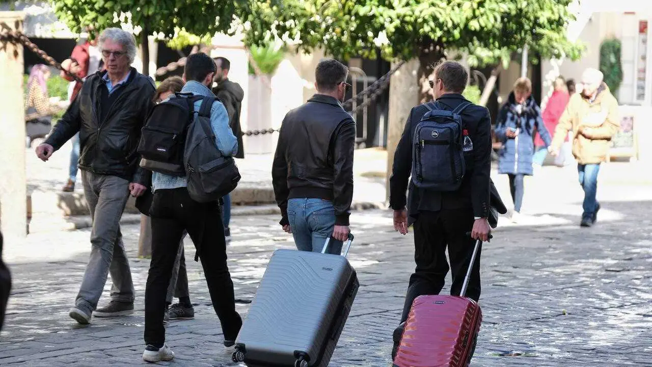Imagen de archivo de turistas en Andaluc&iacute;a.