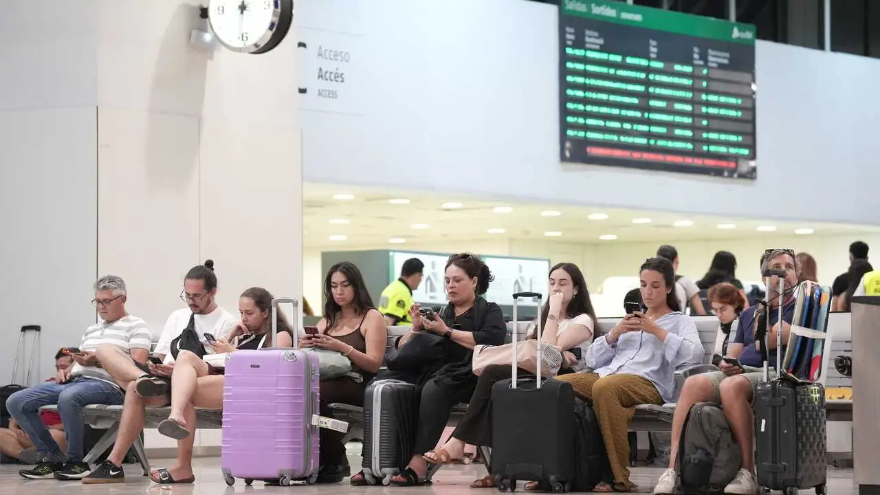 Archivo - Varias personas con maletas, en la estaci&oacute;n de Sants, a 8 de agosto de 2025, en Barcelona, Catalunya (Espa&ntilde;a).  
