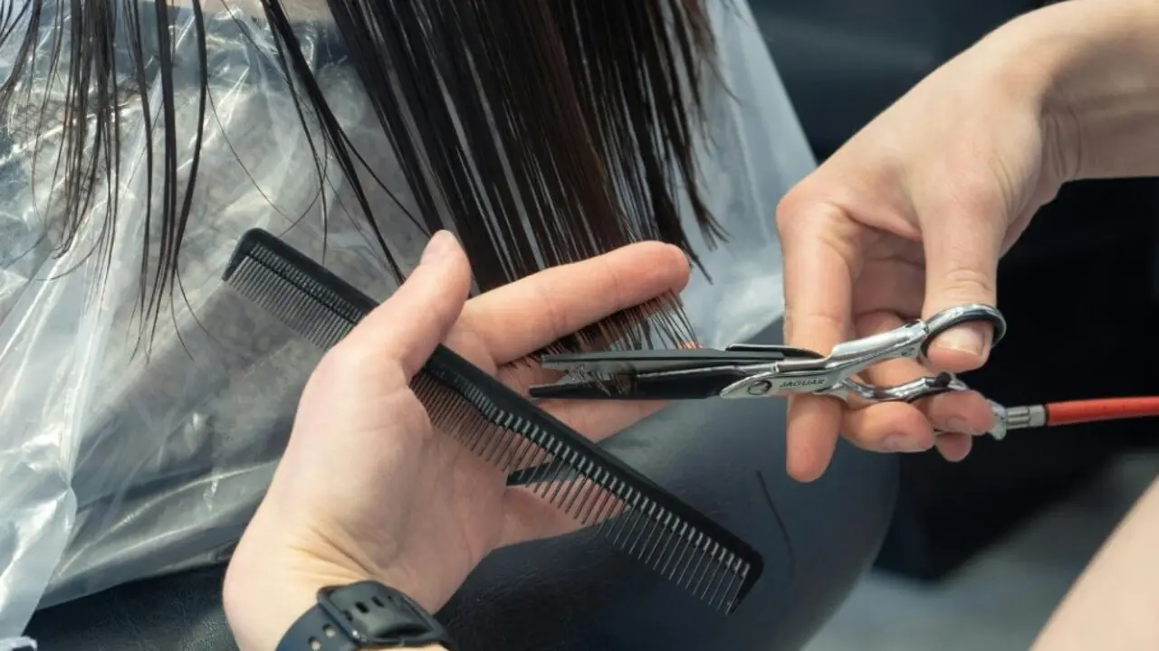Persona cortando el pelo