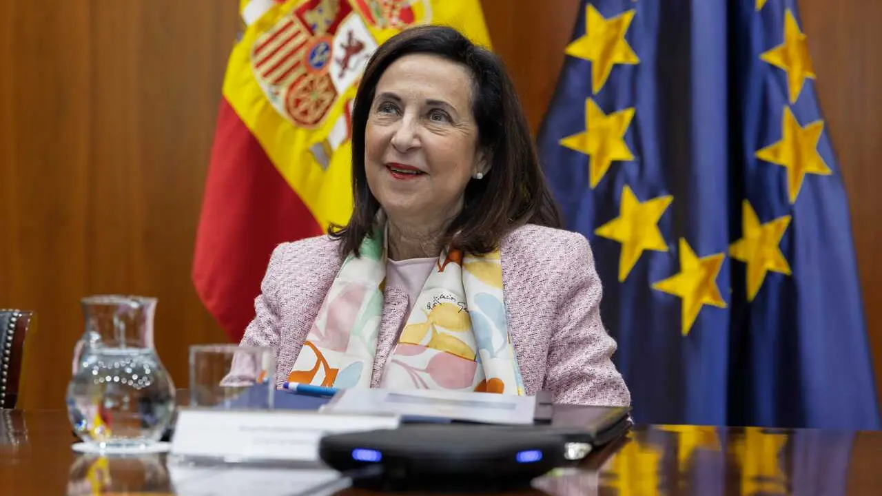 La ministra de Defensa, Margarita Robles, en una videollamada con el 'Juan Sebasti&aacute;n Elcano'.