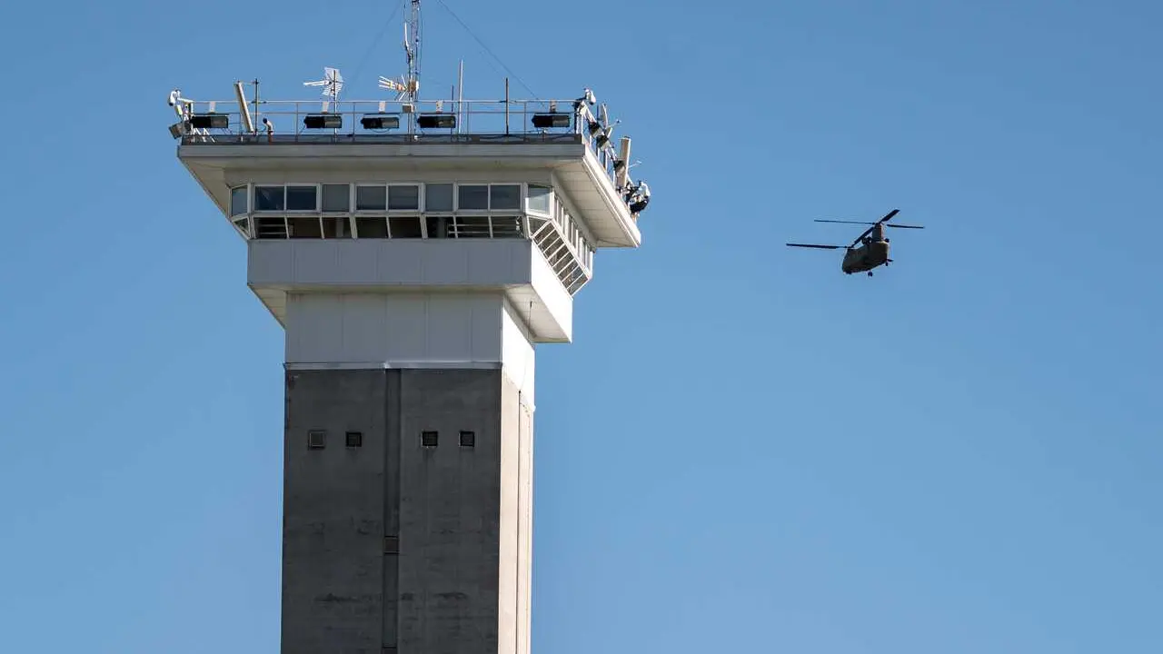 Archivo - Un helic&oacute;ptero sobrevuela la prisi&oacute;n de Soto del Real, a 27 de noviembre de 2025, en Soto del Real, Madrid (Espa&ntilde;a). 