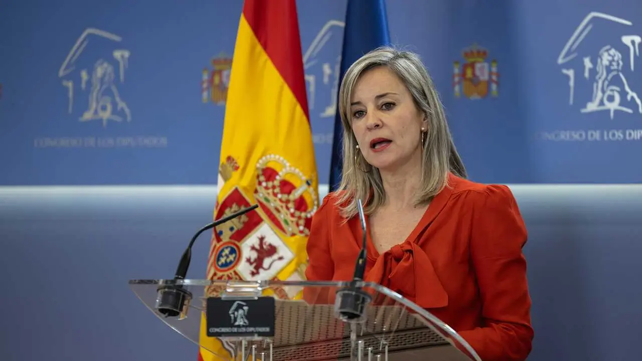 Archivo - La portavoz de Sumar en el Congreso, Ver&oacute;nica Mart&iacute;nez, durante una rueda de prensa, en el Congreso de los Diputados, a 9 de diciembre de 2025, en Madrid (Espa&ntilde;a).