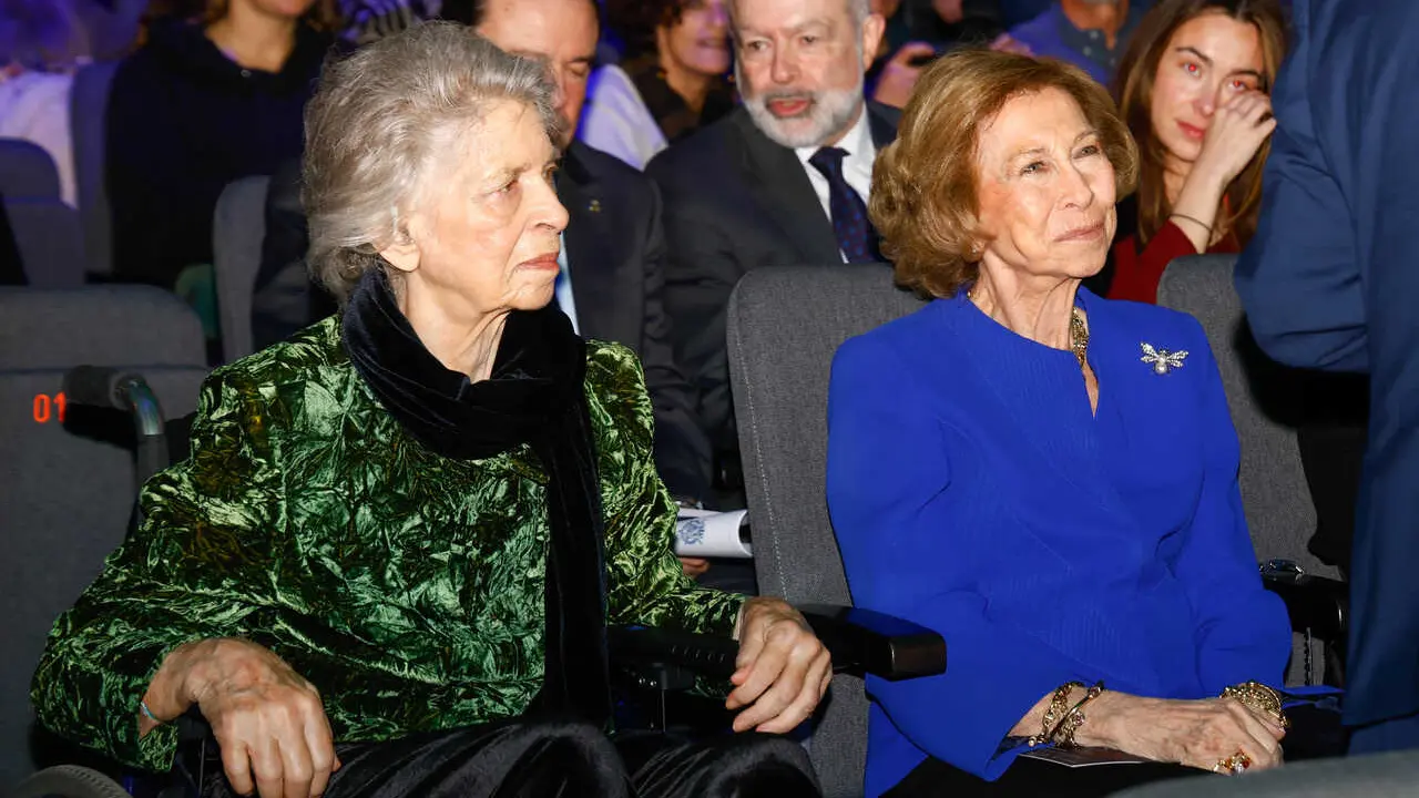 Archivo - La Reina Do&ntilde;a Sof&iacute;a e Irene de Grecia en el concierto solidario de Navidad 'La M&uacute;sica del Reciclaje' de Ecoembes en el Gran Teatro Caixabank Principe Pio a 26 de Diciembre de 2024 en Madrid (Espa&ntilde;a).