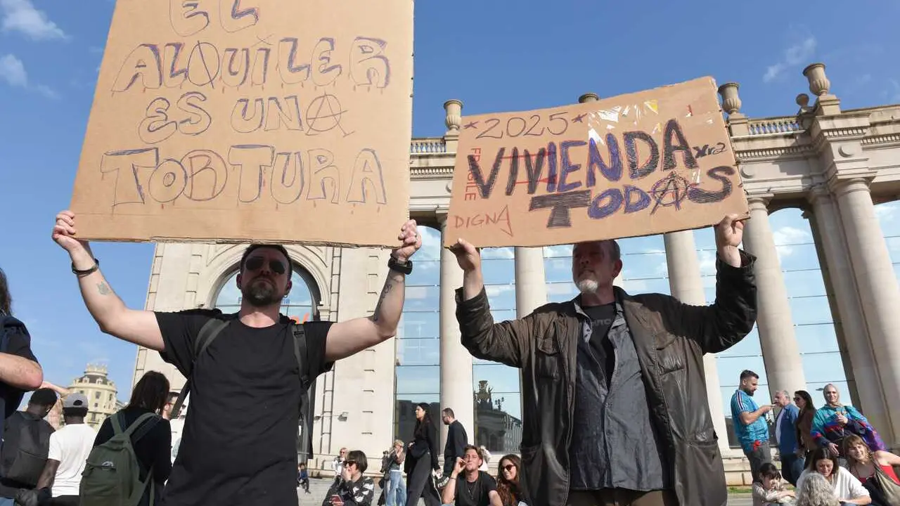 Archivo - Decenas de personas durante una manifestaci&oacute;n por la vivienda en Barcelona